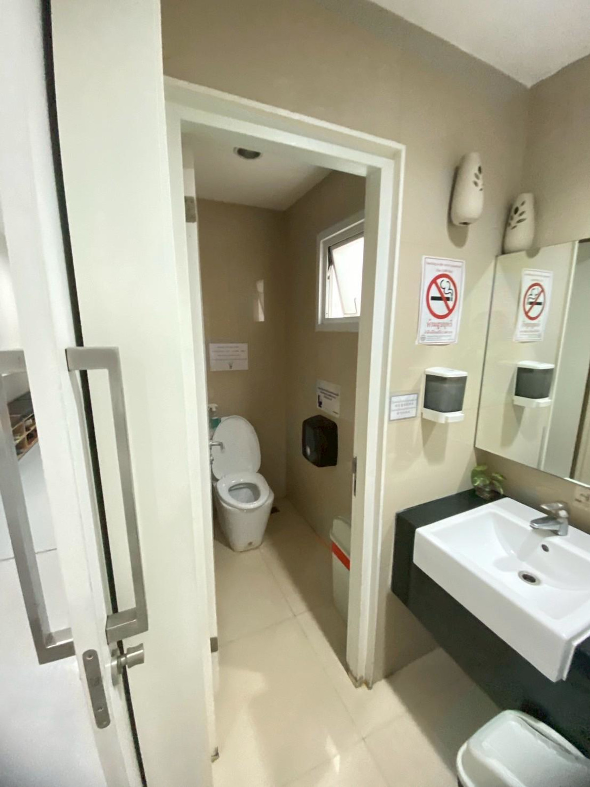 For RentShowroomRatchathewi,Phayathai : Rare Item Showroom For rent: Car showroom for rent. Ready to move in. Showroom ready for rent in the heart of Phaya Thai city #rare location