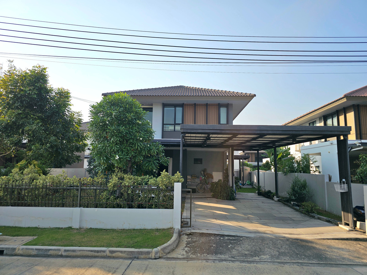 For SaleHouseBangna, Bearing, Lasalle : Urgent sale!! Baan Burasiri Bangna (65.2 sq m.) 4 bedrooms, 2 bathrooms, in front of the house is a garden.