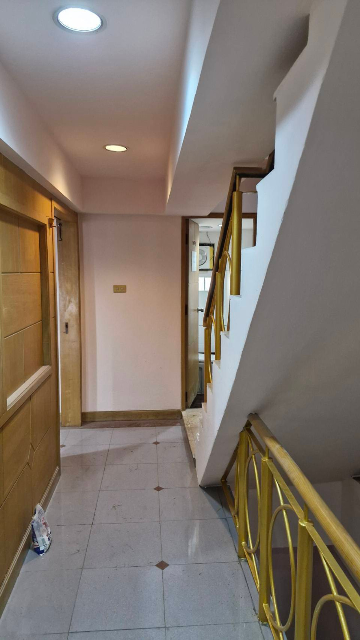 For RentShop HouseRama9, Petchburi, RCA : Commercial building for rent for office use (6 floors) near University of the Thai Chamber of Commerce.