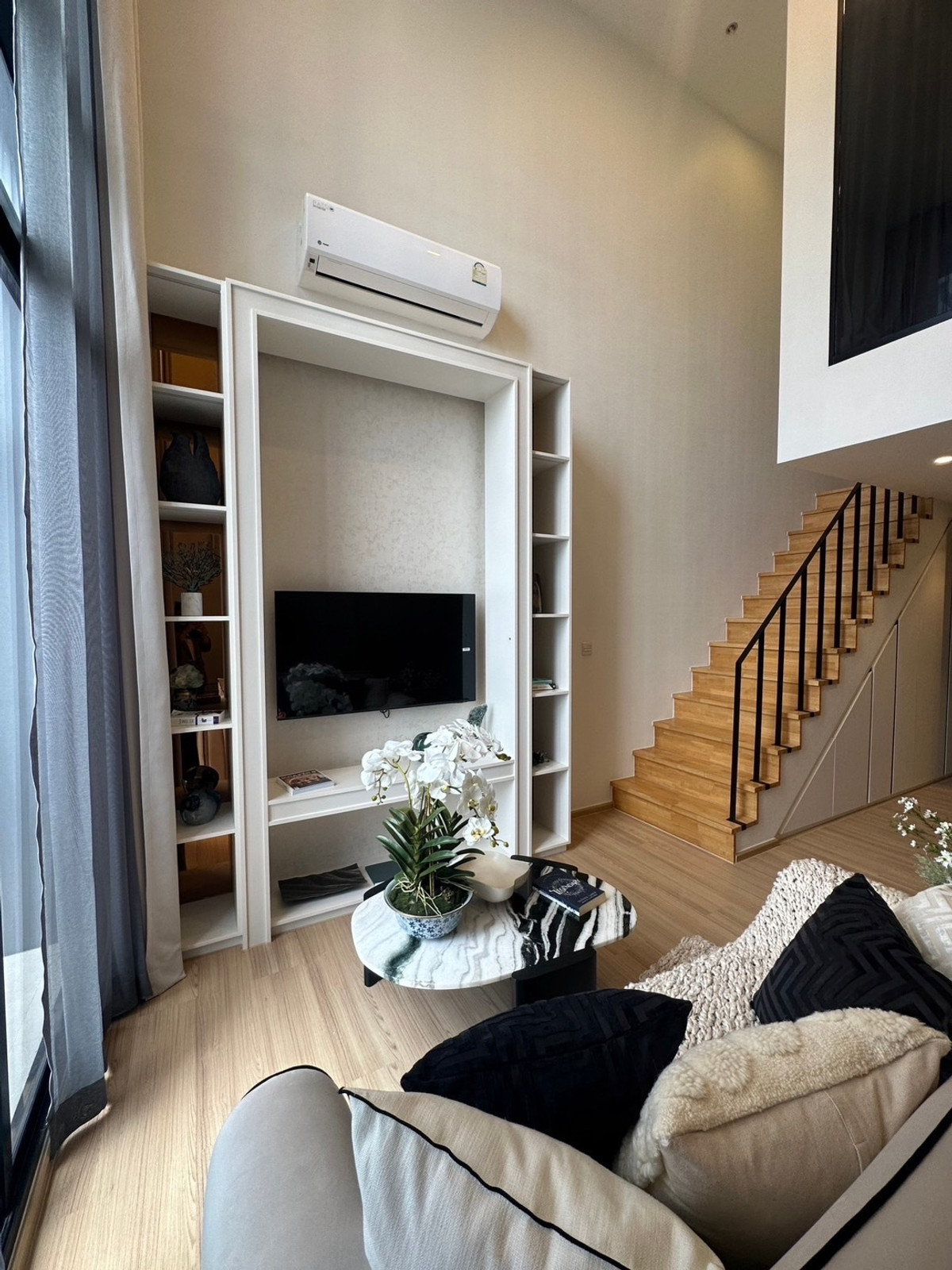 ขายคอนโดสุขุมวิท อโศก ทองหล่อ : ขายคอนโดดูเพล็กซ์ เพดานสูง 5.5 ม. Maru Ekkamai 2 ชั้นสูง ใกล้ BTS เอกมัย 550 ม. เลี้ยงสัตว์ได้ [U5592923]