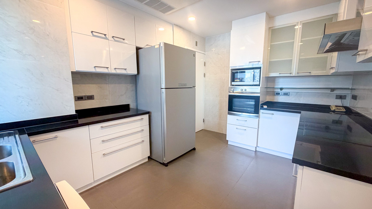 For RentNana, North Nana,Sukhumvit13, Soi Nana : Spacious 3-Bedroom 220 Sq.m. for Rent | B.T. Residence Sukhumvit 8 Please call: 062-496-6454