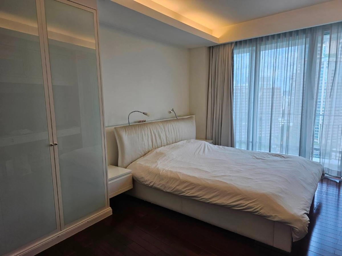 For SaleCondoWitthayu, Chidlom, Langsuan, Ploenchit : 🏢✨Condo for sale in Ratchadamri area at Baan Ratchaprasong, 3 bedrooms, corner room, fully furnished, golf course view, 5 minutes walk to BTS Ratchadamri.