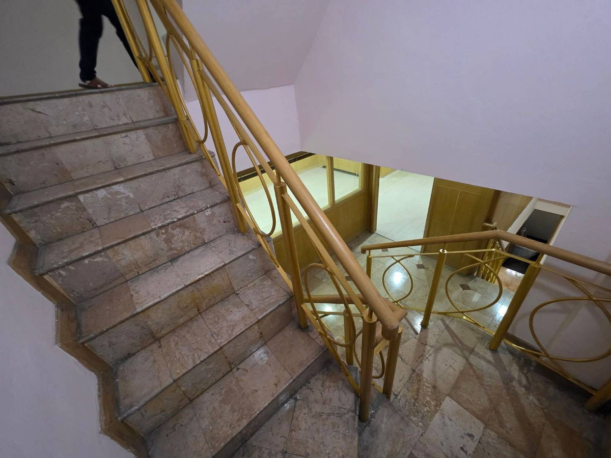 For RentShop HouseRama9, Petchburi, RCA : Commercial building for rent for office use (6 floors) near University of the Thai Chamber of Commerce.