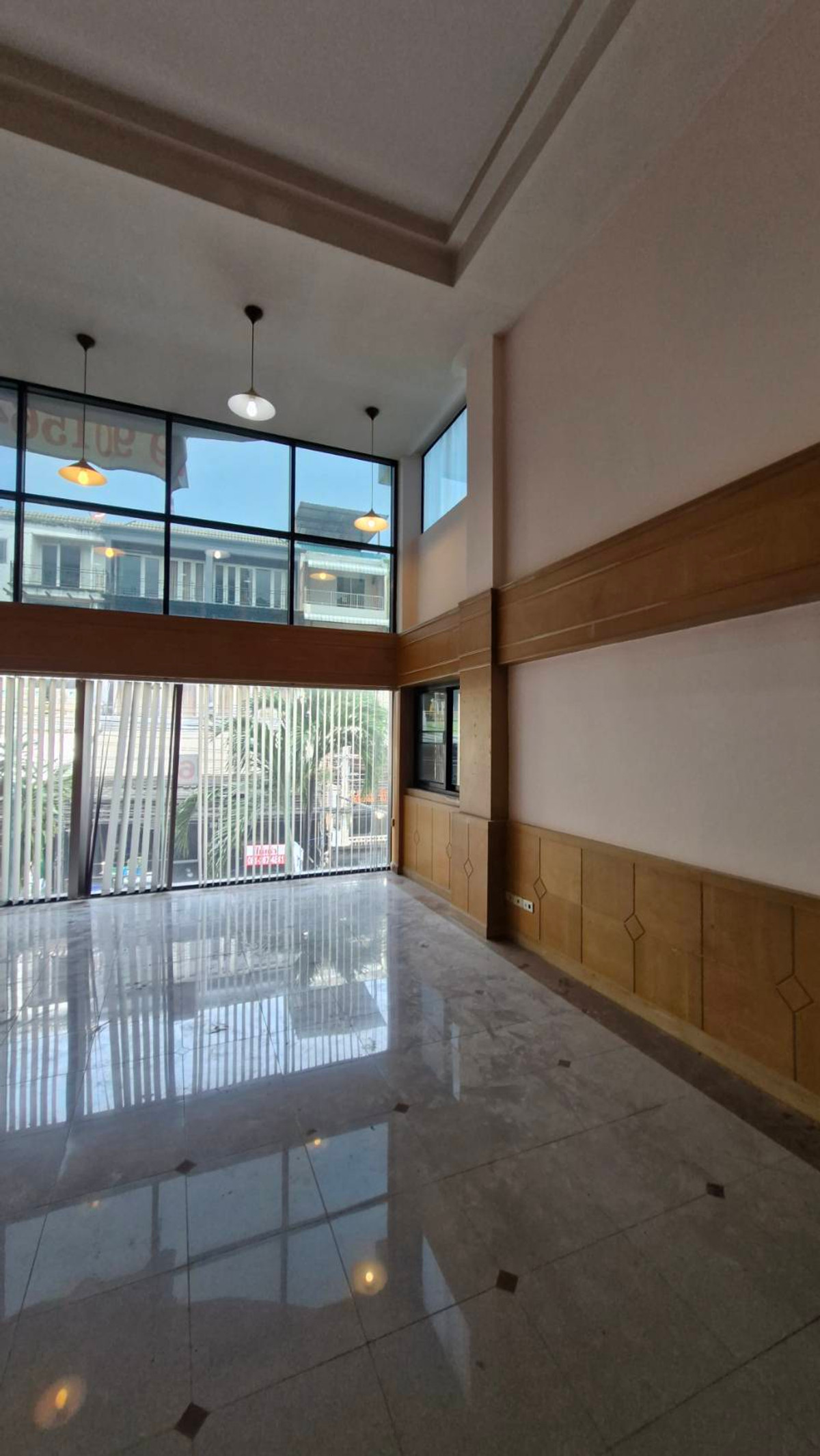 For RentShop HouseRama9, Petchburi, RCA : Commercial building for rent for office use (6 floors) near University of the Thai Chamber of Commerce.