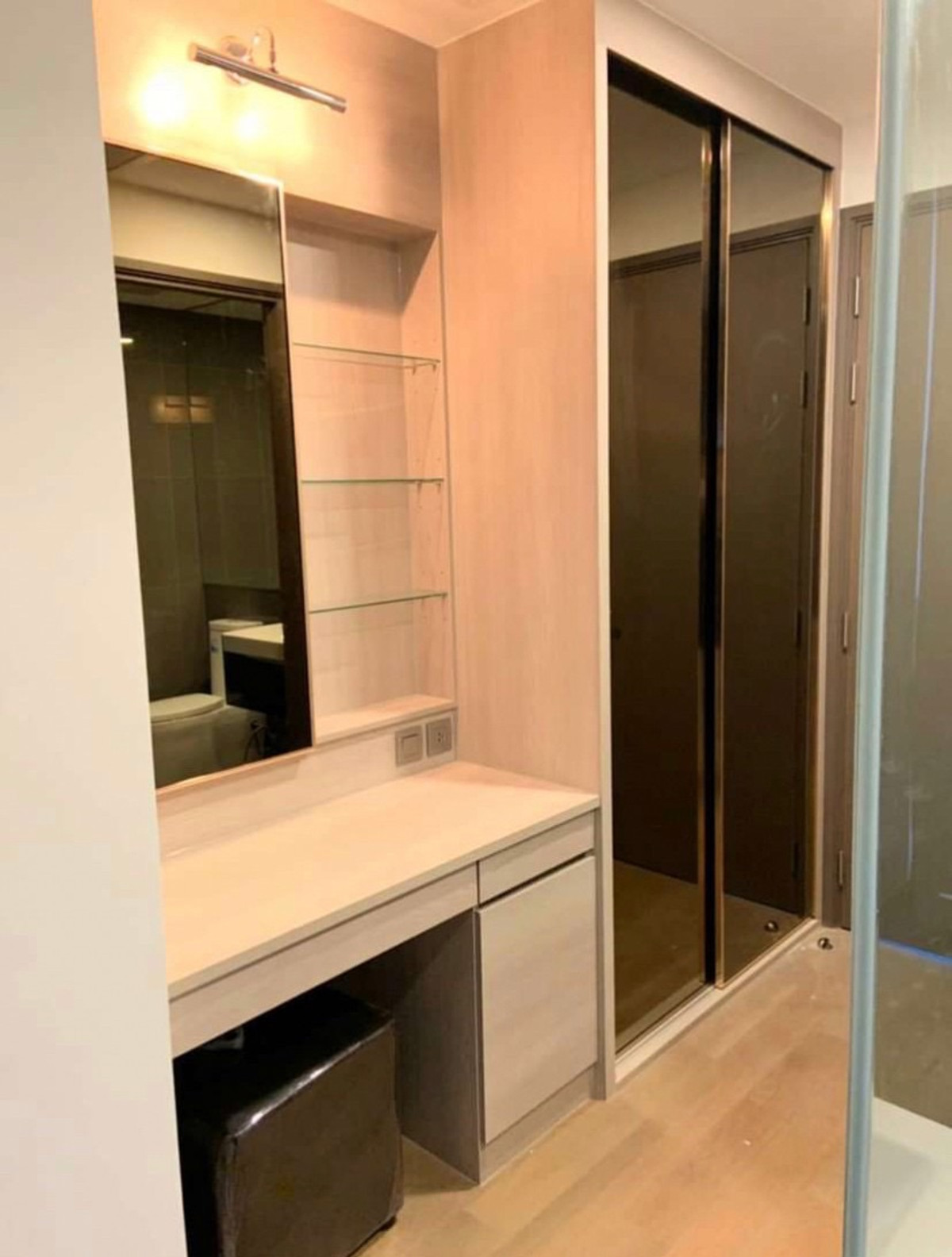 ขายคอนโดสยาม จุฬา สามย่าน :  ★ราคาพิเศษมาก ในราคา 15.24 ลบ. อยู่ติดถนนพระราม 4 ฝั่งตรงข้ามจามจุรีสแควร์ เดินทางสะดวกมาก ใกล้สยาม, สาทร, สีลม ห่างจาก MRT สามย่านเพียง 180 เมตร ★ Ashton Chula-Silom ★