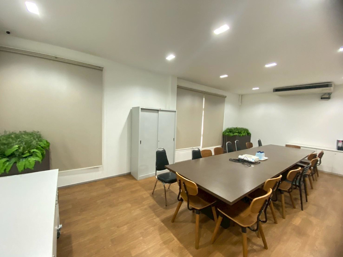 For RentShowroomRatchathewi,Phayathai : Rare Item Showroom For rent: Car showroom for rent. Ready to move in. Showroom ready for rent in the heart of Phaya Thai city #rare location