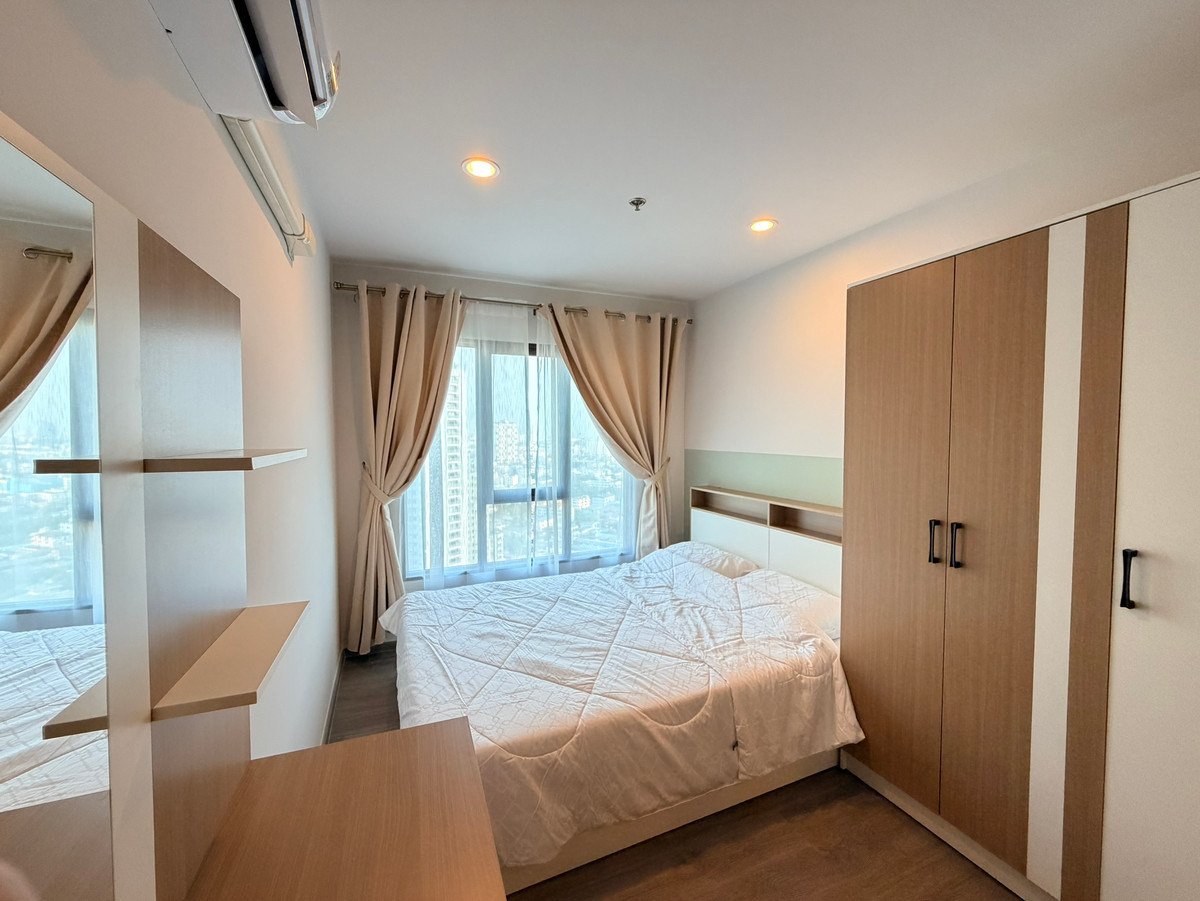 For RentCondoThaphra, Talat Phlu, Wutthakat : [For rent] Condo near BTS Wutthakat, only 180m. | Regent Home Wutthakat | Near leading shopping centers and Siam University.