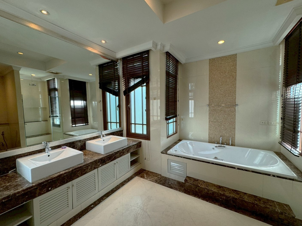 For RentHouseSukhumvit, Asoke, Thonglor : Corner detached house In the luxury project Ekkamai - Phra Khanong ** NO CO-AGENT **