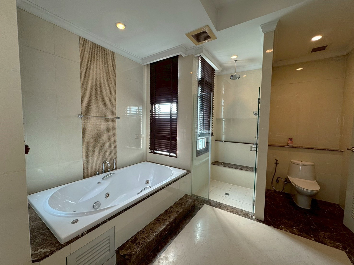 For RentHouseSukhumvit, Asoke, Thonglor : Corner detached house In the luxury project Ekkamai - Phra Khanong ** NO CO-AGENT **