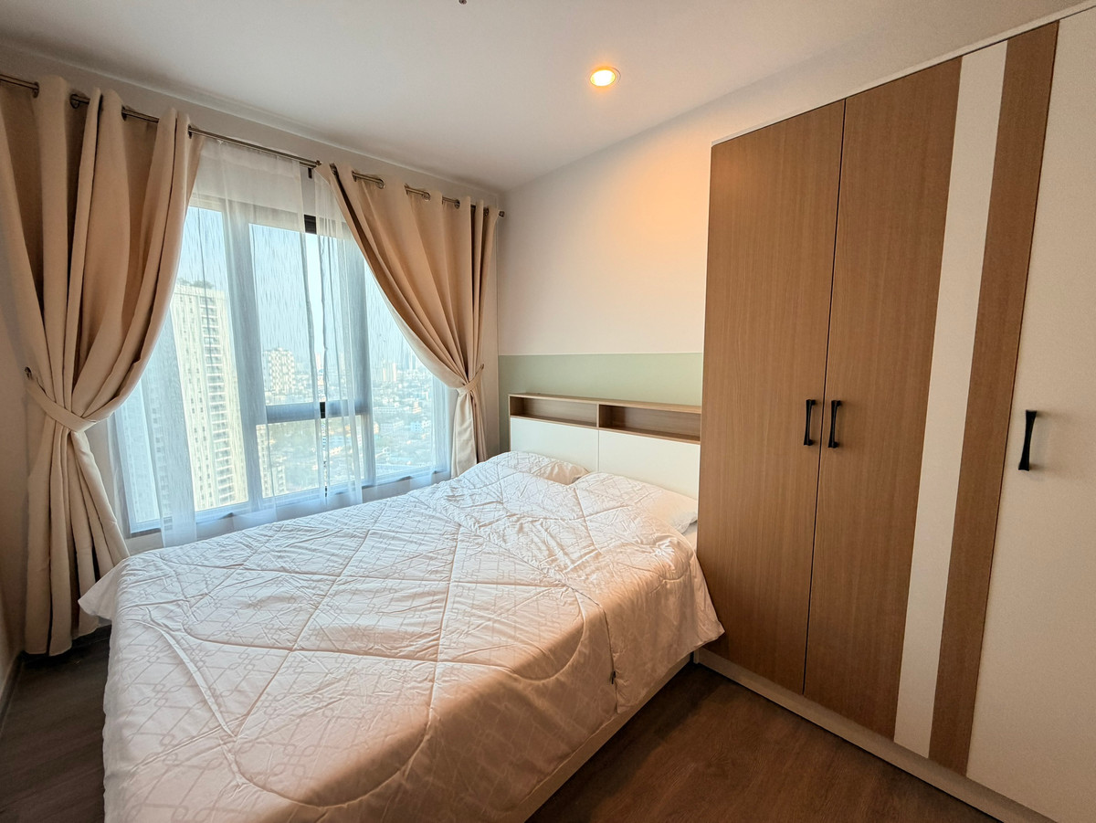 For RentCondoThaphra, Talat Phlu, Wutthakat : [For rent] Condo near BTS Wutthakat, only 180m. | Regent Home Wutthakat | Near leading shopping centers and Siam University.
