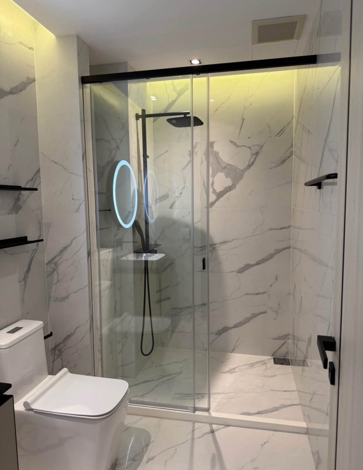 For RentCondoRatchathewi,Phayathai : New beautiful room for rent, The room phayathai, 17th floor, size 40 sq m, 1 bedroom, 1 bathroom, price 30,000 baht 🔥, near BTS Phayathai, ready to move in, negotiable.