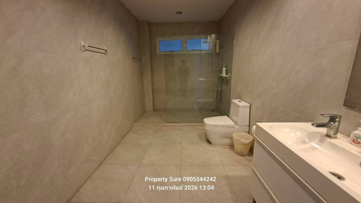 ให้เช่าโชว์รูมปทุมธานี รังสิต ธรรมศาสตร์ : Showroom For rent & Ready to move in ให้เช่าโชว์รูมรถยนต์พร้อมศูนย์บริการขนาดใหญ่ บนเนื้อที่ 2 ไร่   มุมโค้งพาโนราม่าบนทำเลที่ดีที่สุดใจกลางเมืองปทุมธานี โชว์รูมพร้อมดำเนินการได้ทันที มีห้องพ่นสีและซ่อมตัวถัง ศูนย์บริการขนาดใหญ่