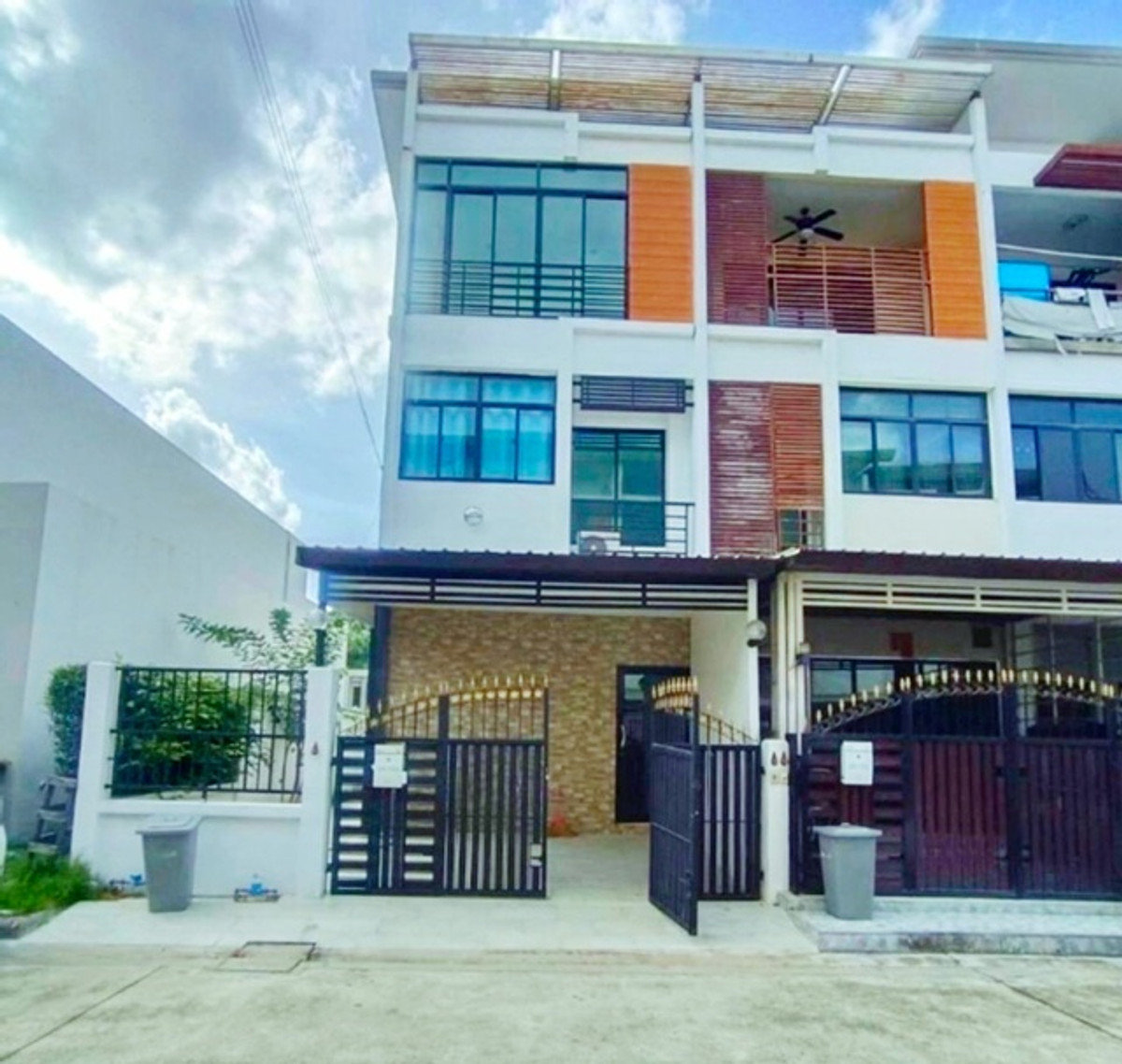 ให้เช่าทาวน์โฮมบางแค เพชรเกษม : ตลาดสำเพ็ง2 กัลปพฤกษ์ สาทร เช่าทาวน์โฮม 3 ชั้นหลังมุม 3 นอน 3 น้ำ MRT หลักสอง 1 กม. ใกล้ เดอะมอลล์ บางแค 900 ม. 22 ตร.ว. 220 ตร.ม.