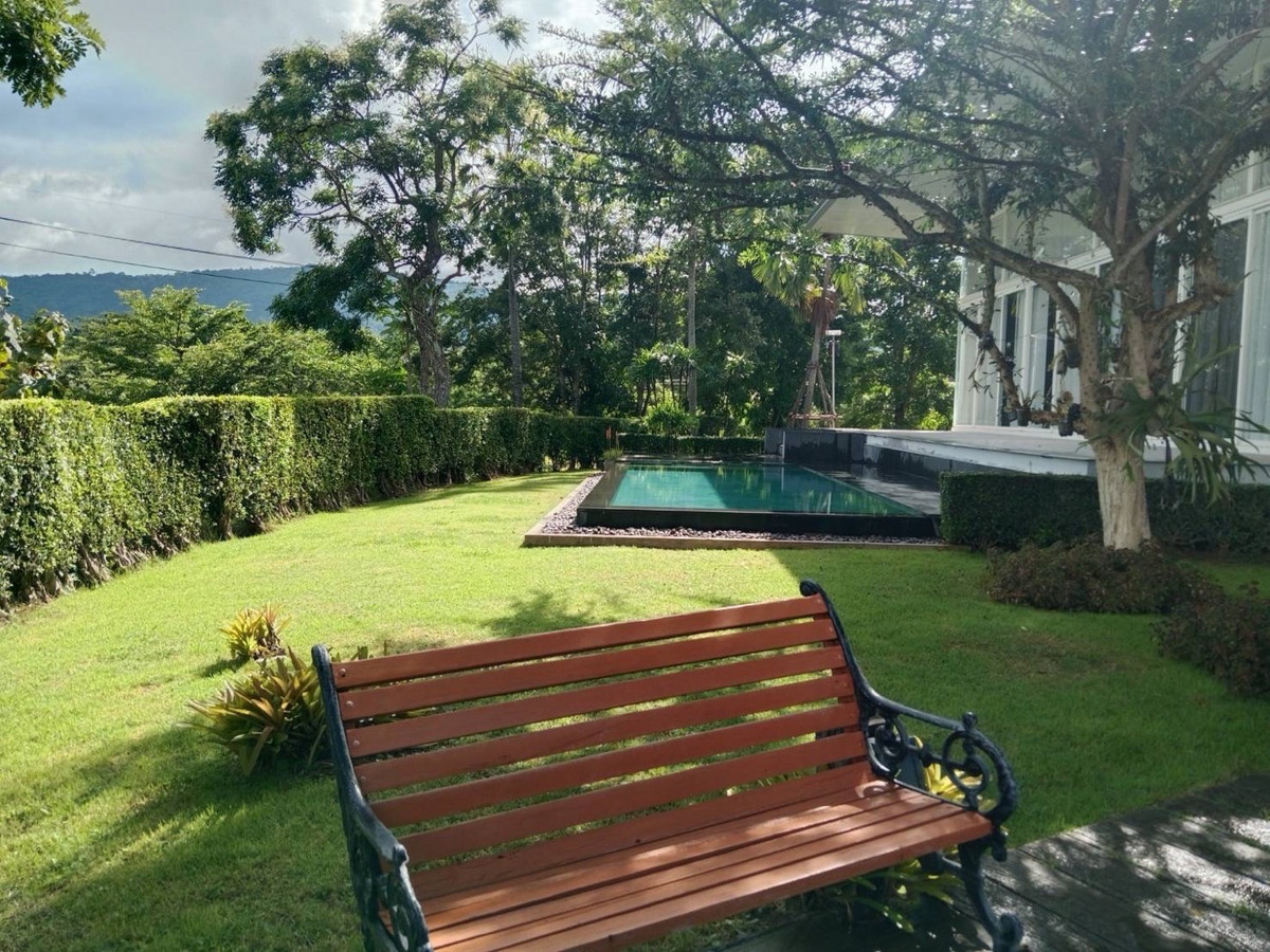 ขายบ้านปากช่อง เขาใหญ่ : ขายพูลวิลล่าเขาใหญ่ หมูสี วิวภูเขา บนที่ดิน 1,942 ตร.ว มี 2 หลัง พร้อมสิ่งปลูกสร้าง เหมาะอยู่อาศัยหรือทำธุรกิจ
