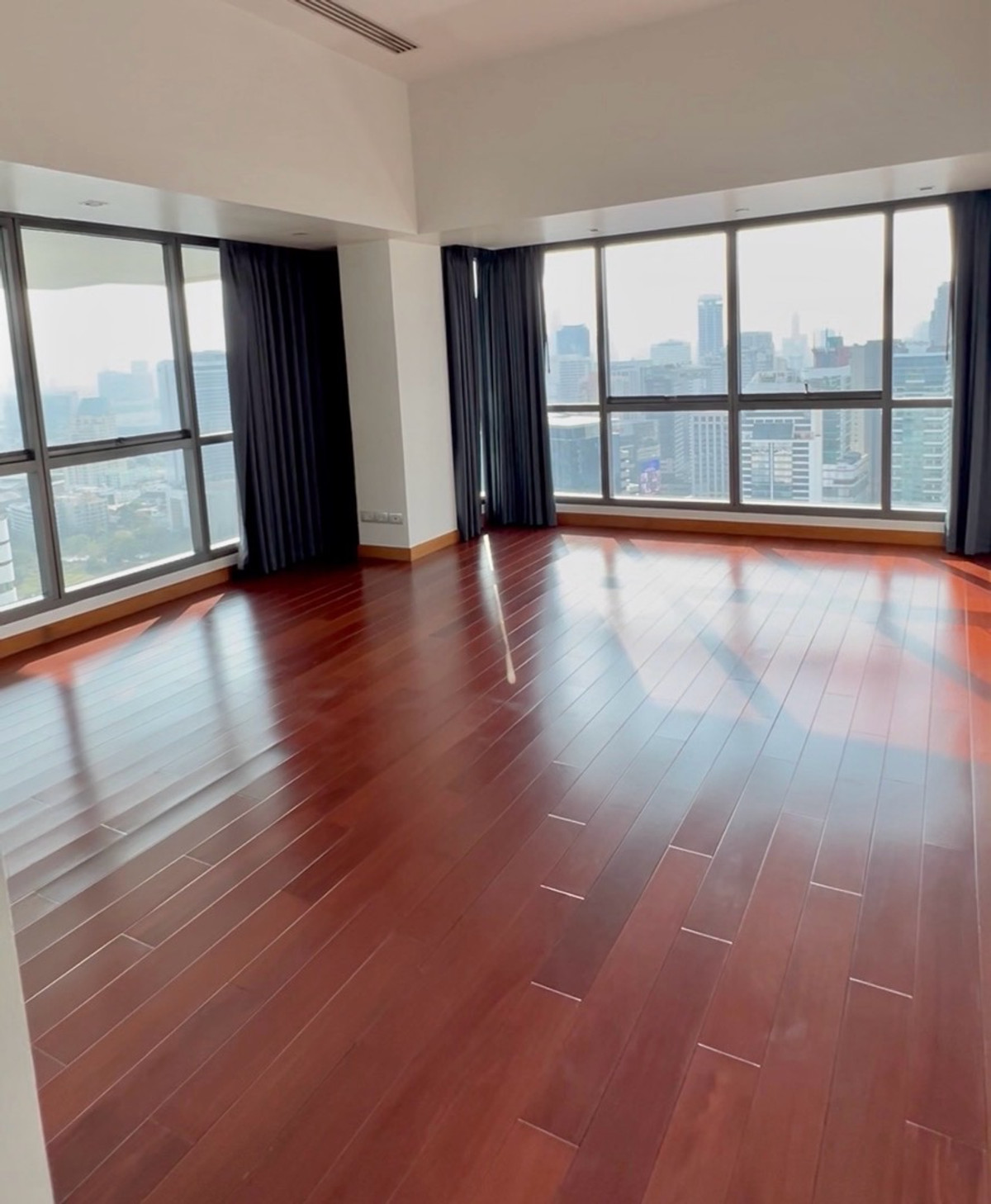 ขายคอนโดสุขุมวิท อโศก ทองหล่อ : 🌟 Le Raffine Sukhumvit 39 🌟
Ultra Luxury Condo with Private Pool Duplex 3bed4bath 405sqm 85MB
