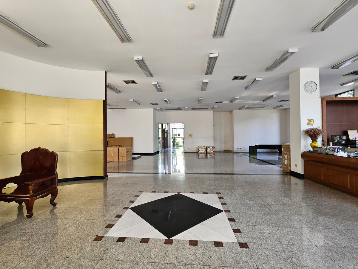 ขายสำนักงานบางซื่อ วงศ์สว่าง เตาปูน : ขายอาคารสำนักงาน 13 ชั้น ถนนวงศ์สว่าง บางซื่อ กรุงเทพฯ พื้นที่ใช้สอย 4,000 ตร.ม. ตรงข้ามบิ๊กซี วงศ์สว่าง ราคา 270,000,000 บาท