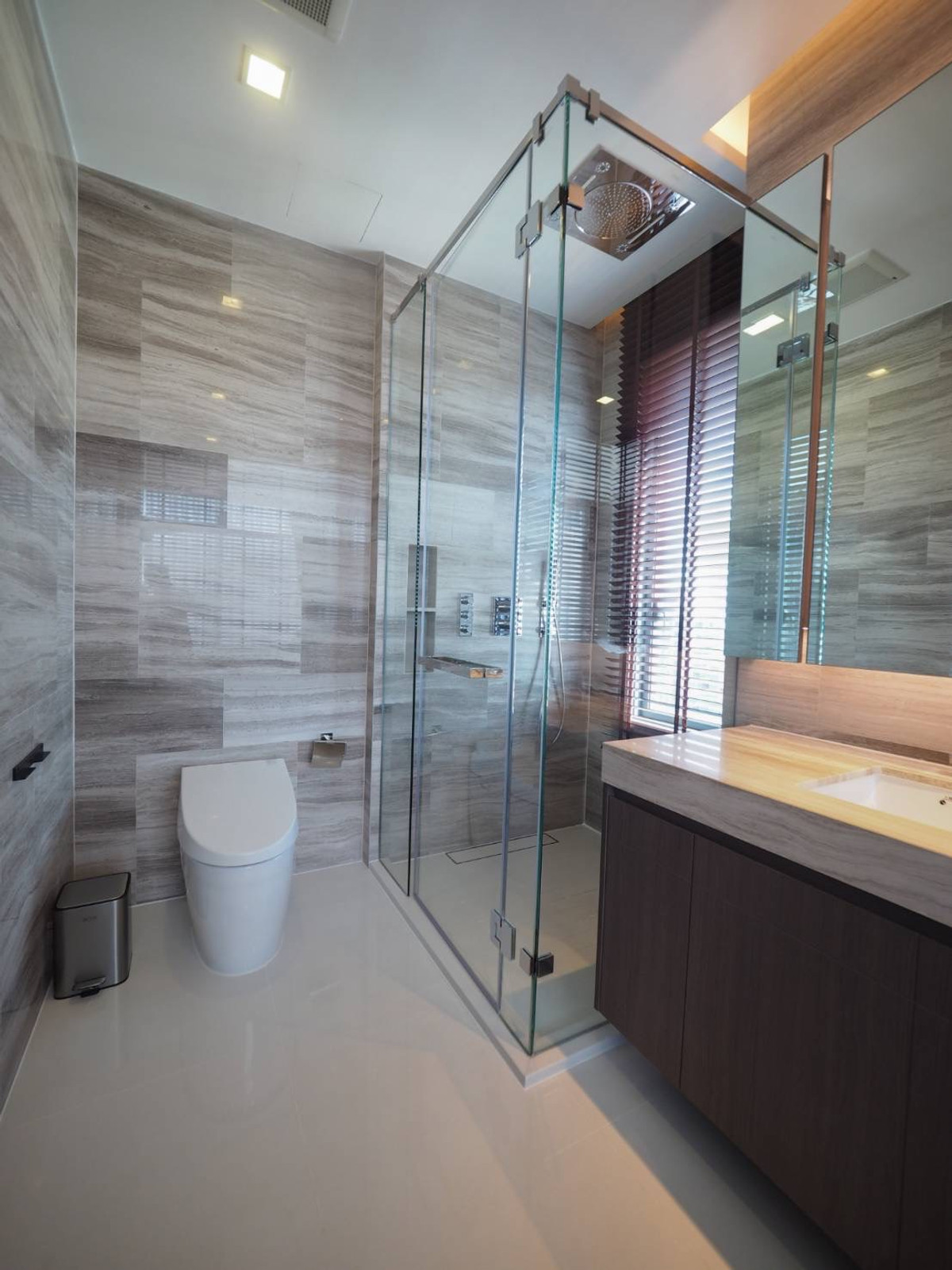For RentCondoNana, North Nana,Sukhumvit13, Soi Nana : Renovated unit 3 beds 3 baths High floor