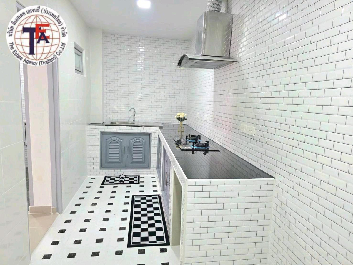 For SaleTownhomeLadkrabang, Suwannaphum Airport : 2-story townhouse for sale, Ratchaphruek Village, Chalong Krung 61, Lat Krabang, Lam Pla Thio, Cherd Chermsin School. Chao Khun Thahan Ladkrabang University of Technology Nopparat Khumklao Hospital, Suvarnabhumi Airport V Market, Chalong Krung Market, Suw