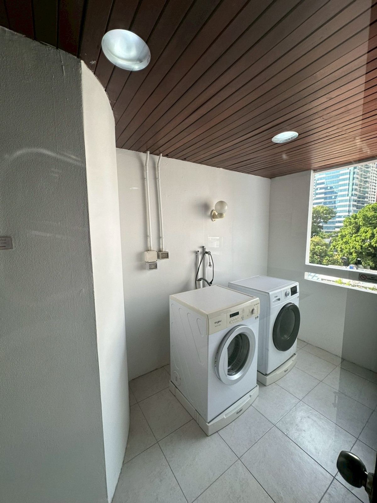 ให้เช่าคอนโดวิทยุ ชิดลม หลังสวน : ✨🏢ให้เช่าคอนโดย่านหลังสวน 2+1 ห้องนอน ขนาด 200ตรม. ห้องสวน เฟอร์นิเจอร์ครบ ระเบียงกว่าง ใกล้BTSราชดำริ, สวนลุมพินี พร้อมเข้าอยู่ 