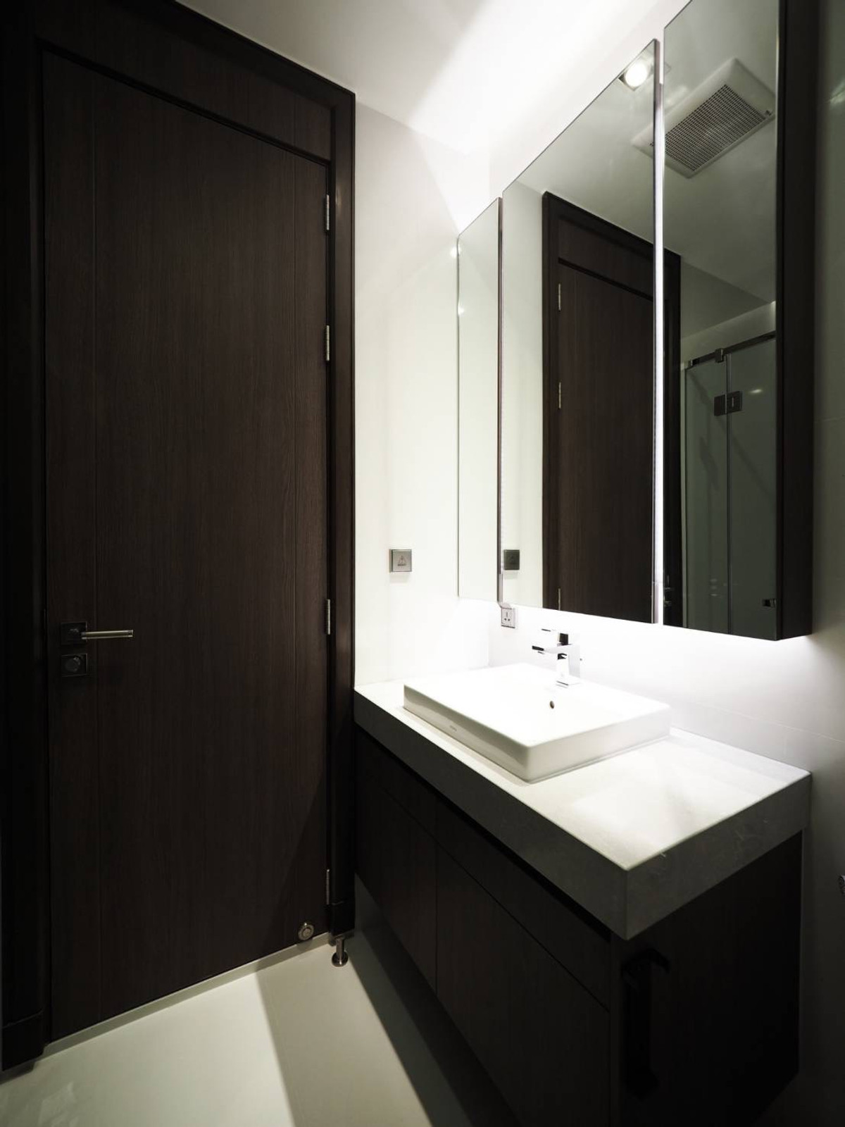 For RentCondoNana, North Nana,Sukhumvit13, Soi Nana : Renovated unit 3 beds 3 baths High floor