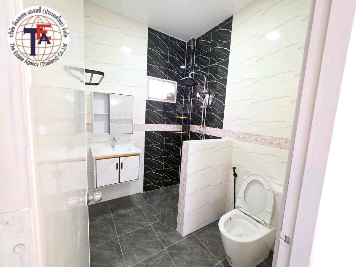 For SaleTownhomeLadkrabang, Suwannaphum Airport : 2-story townhouse for sale, Ratchaphruek Village, Chalong Krung 61, Lat Krabang, Lam Pla Thio, Cherd Chermsin School. Chao Khun Thahan Ladkrabang University of Technology Nopparat Khumklao Hospital, Suvarnabhumi Airport V Market, Chalong Krung Market, Suw