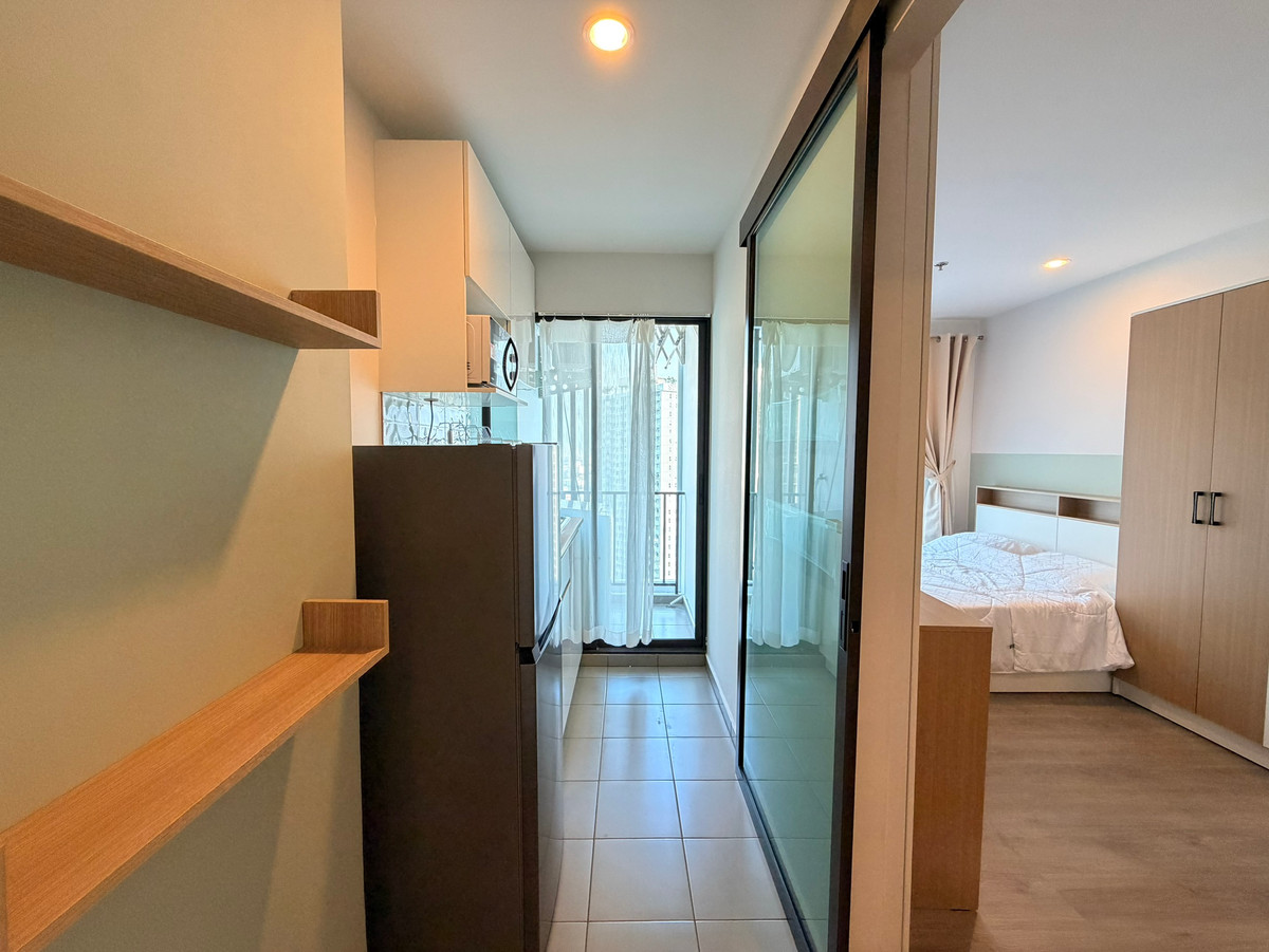 For RentCondoThaphra, Talat Phlu, Wutthakat : [For rent] Condo near BTS Wutthakat, only 180m. | Regent Home Wutthakat | Near leading shopping centers and Siam University.