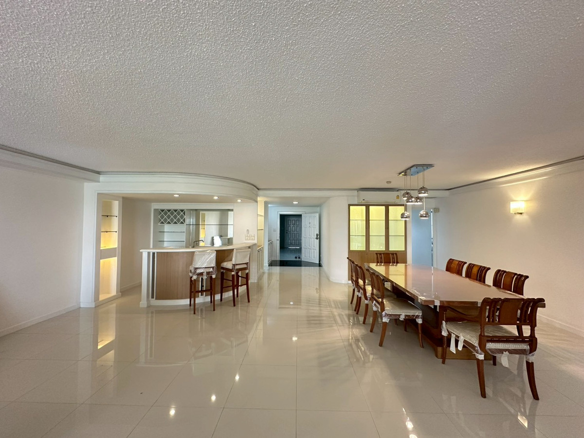 ให้เช่าคอนโดวิทยุ ชิดลม หลังสวน : ✨🏢ให้เช่าคอนโดย่านหลังสวน 2+1 ห้องนอน ขนาด 200ตรม. ห้องสวน เฟอร์นิเจอร์ครบ ระเบียงกว่าง ใกล้BTSราชดำริ, สวนลุมพินี พร้อมเข้าอยู่ 