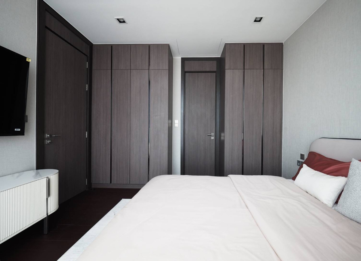 For RentCondoNana, North Nana,Sukhumvit13, Soi Nana : Renovated unit 3 beds 3 baths High floor