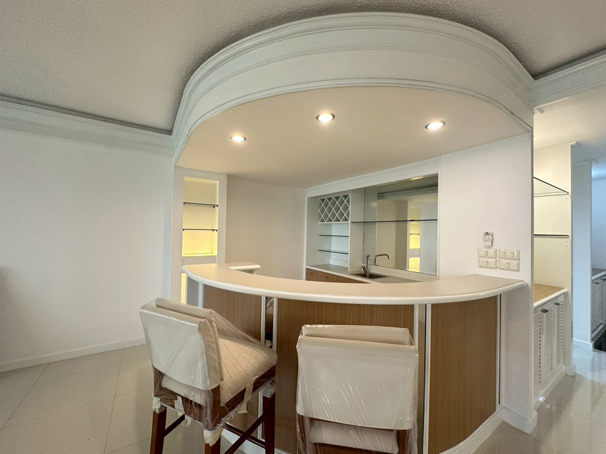 ให้เช่าคอนโดวิทยุ ชิดลม หลังสวน : ✨🏢ให้เช่าคอนโดย่านหลังสวน 2+1 ห้องนอน ขนาด 200ตรม. ห้องสวน เฟอร์นิเจอร์ครบ ระเบียงกว่าง ใกล้BTSราชดำริ, สวนลุมพินี พร้อมเข้าอยู่ 