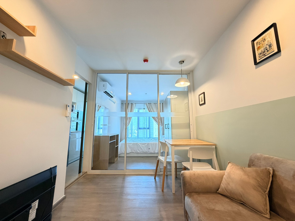 For RentCondoThaphra, Talat Phlu, Wutthakat : [For rent] Condo near BTS Wutthakat, only 180m. | Regent Home Wutthakat | Near leading shopping centers and Siam University.