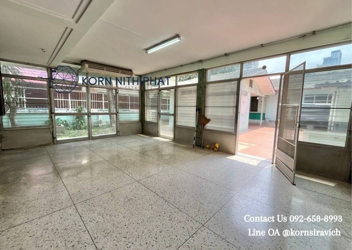 ให้เช่าร้านค้า/ตลาดนัดสุขุมวิท อโศก ทองหล่อ : สำหรับ เช่า บ้านเดี่ยว พร้อมพงษ์ สุขุมวิท เพื่อ ธุรกิจ มีที่จอดรถ | For Rent Stand Alone Single House Phrom Phong - Sukhumvit with Parking lots