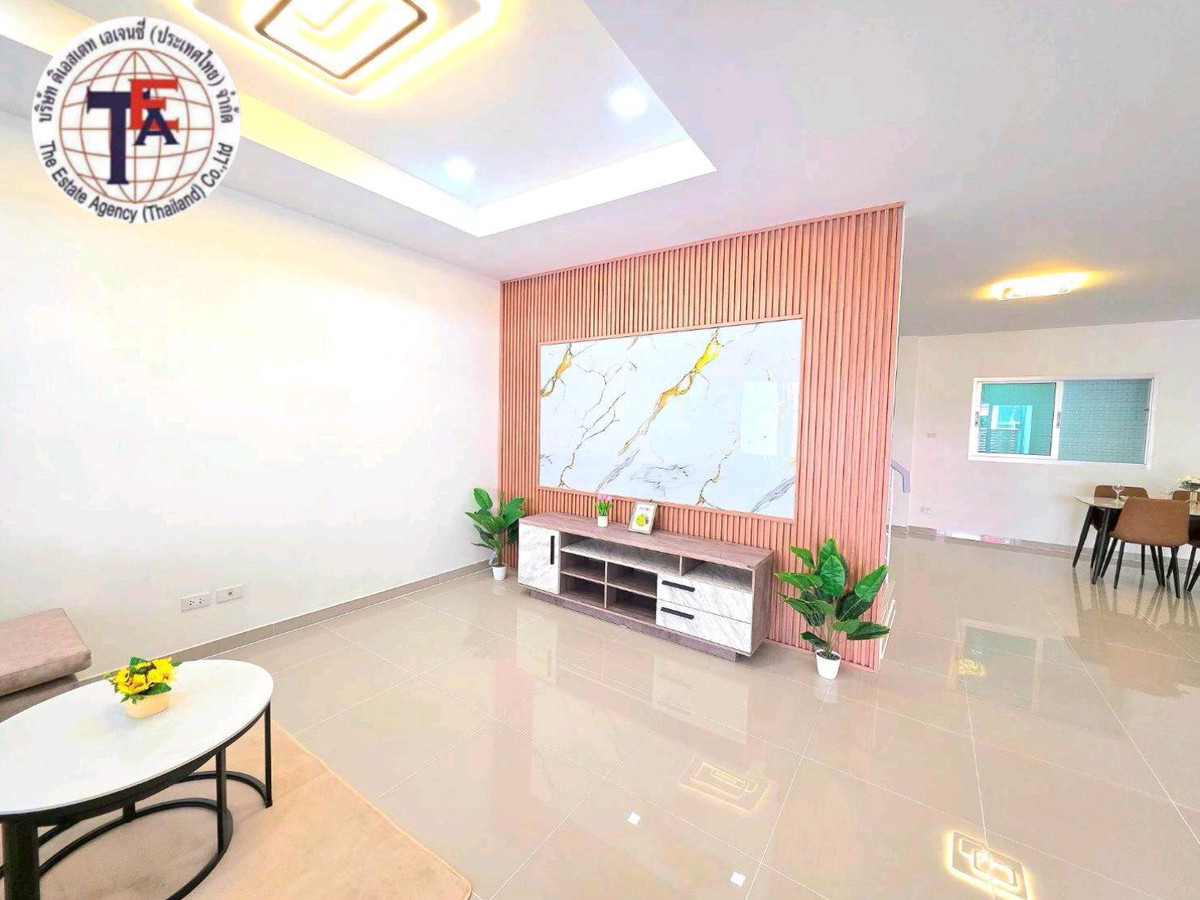 For SaleTownhomeLadkrabang, Suwannaphum Airport : 2-story townhouse for sale, Ratchaphruek Village, Chalong Krung 61, Lat Krabang, Lam Pla Thio, Cherd Chermsin School. Chao Khun Thahan Ladkrabang University of Technology Nopparat Khumklao Hospital, Suvarnabhumi Airport V Market, Chalong Krung Market, Suw