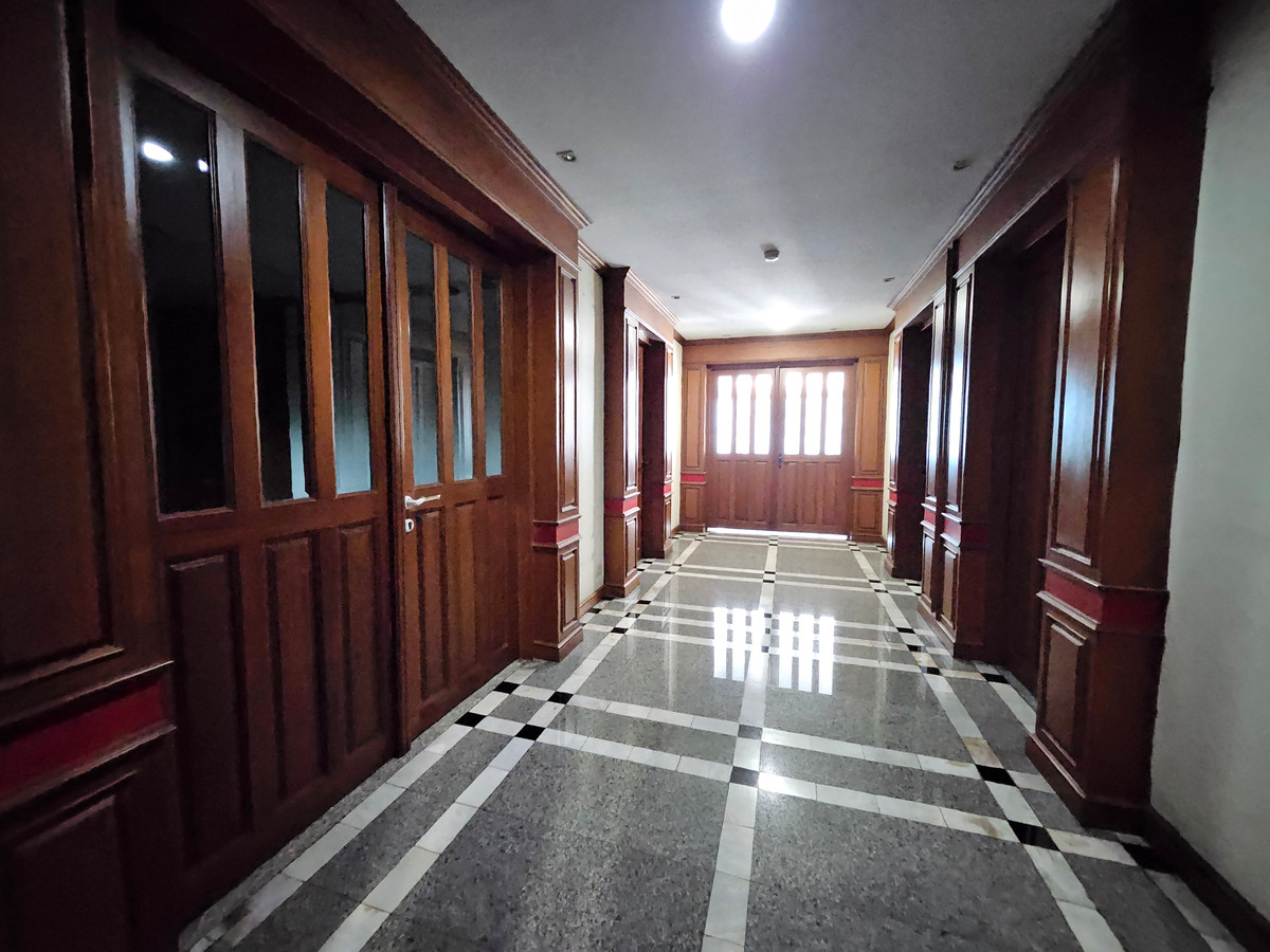 ขายสำนักงานบางซื่อ วงศ์สว่าง เตาปูน : ขายอาคารสำนักงาน 13 ชั้น ถนนวงศ์สว่าง บางซื่อ กรุงเทพฯ พื้นที่ใช้สอย 4,000 ตร.ม. ตรงข้ามบิ๊กซี วงศ์สว่าง ราคา 270,000,000 บาท