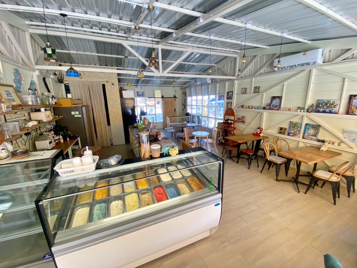 For LeaseholdRetail SpaceSriracha Laem Chabang Ban Bueng : Cafe-food shop structure for lease, Bowin, Chonburi, next to Robinson in the project.