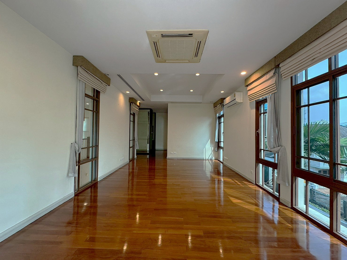 For RentHouseSukhumvit, Asoke, Thonglor : Corner detached house In the luxury project Ekkamai - Phra Khanong ** NO CO-AGENT **