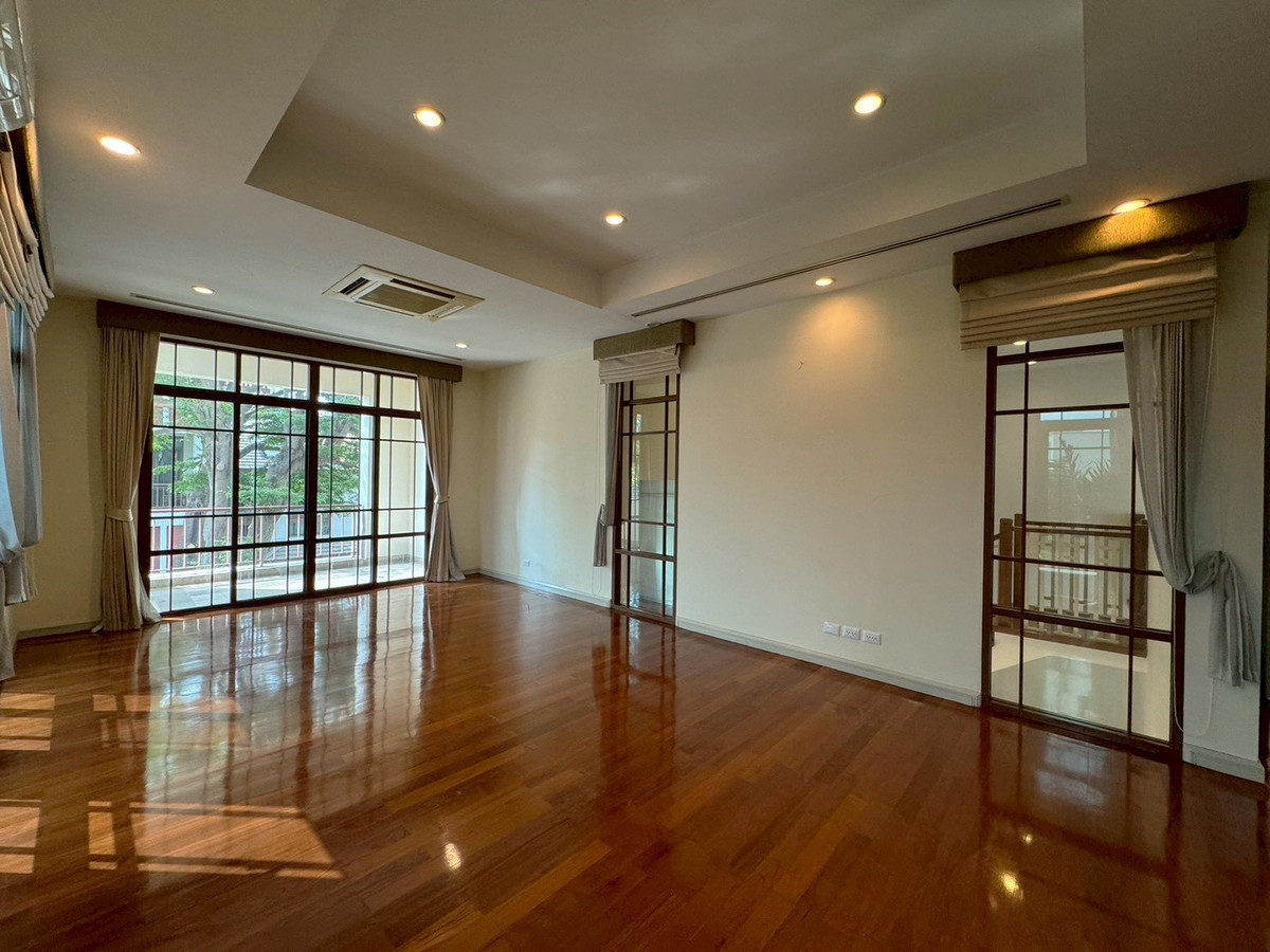 For RentHouseSukhumvit, Asoke, Thonglor : Corner detached house In the luxury project Ekkamai - Phra Khanong ** NO CO-AGENT **