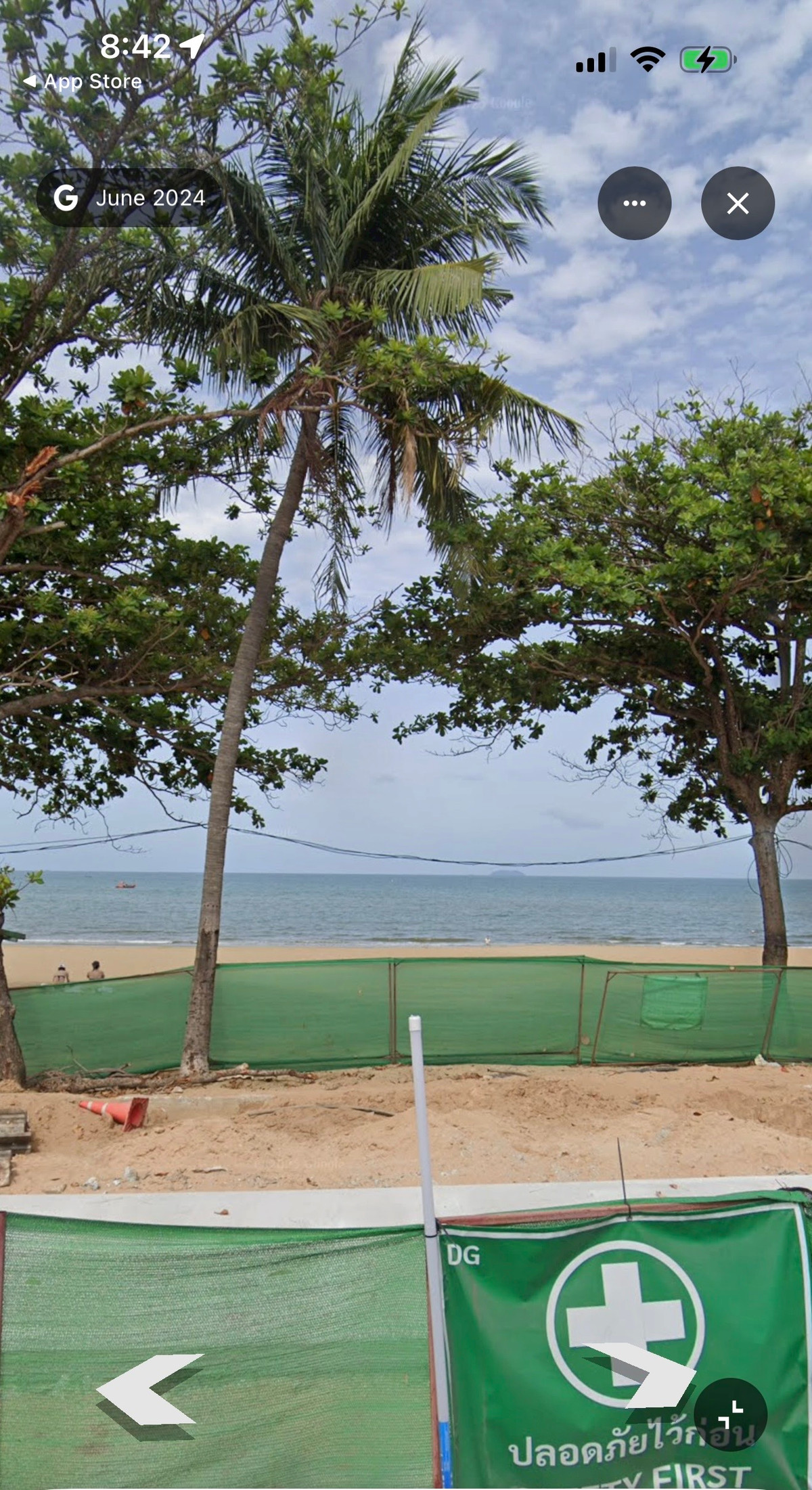 For SaleLandPattaya, Bangsaen, Chonburi : Land Jomtien sai 1 beach front Pattaya for sell: 20-2-70 Rai 1,757,500,000 Am: 0656199198