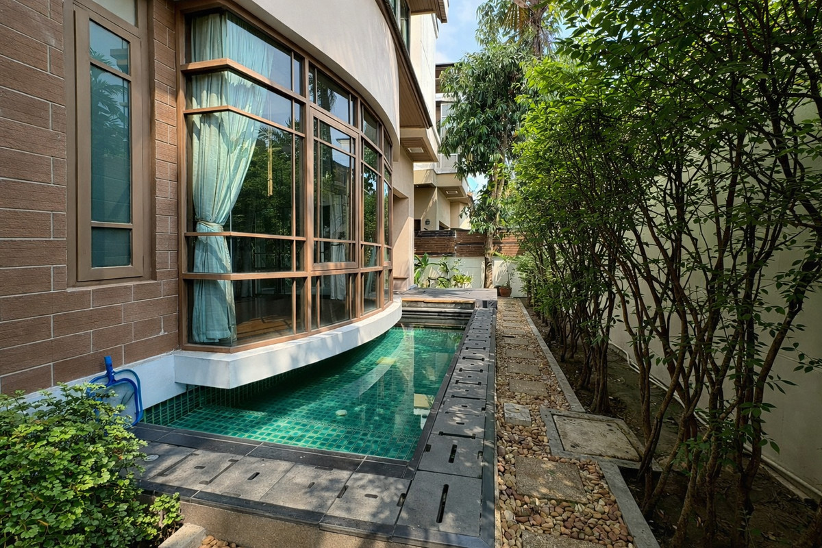 For RentHouseSukhumvit, Asoke, Thonglor : Corner detached house In the luxury project Ekkamai - Phra Khanong ** NO CO-AGENT **