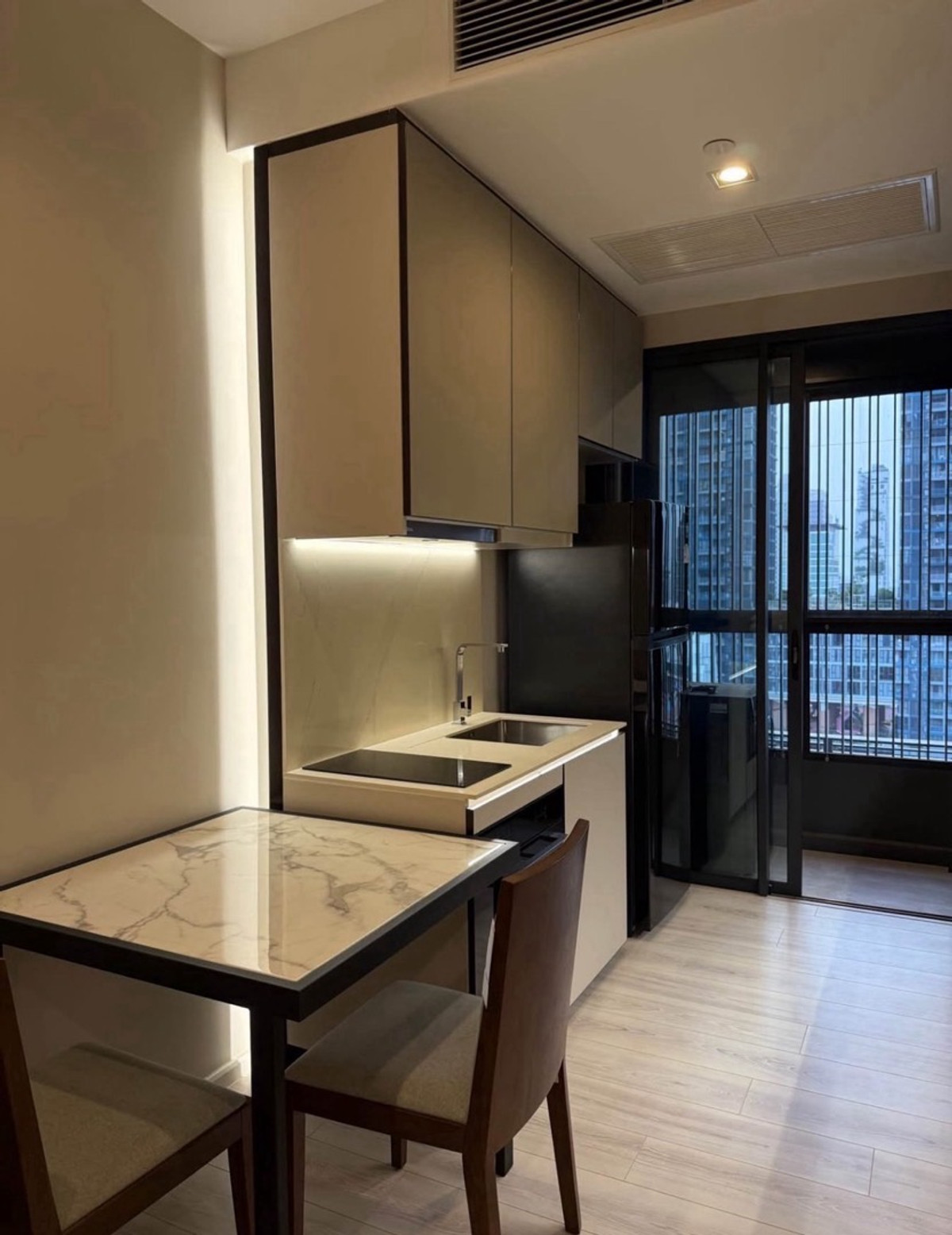 For RentCondoRatchathewi,Phayathai : New beautiful room for rent, The room phayathai, 17th floor, size 40 sq m, 1 bedroom, 1 bathroom, price 30,000 baht 🔥, near BTS Phayathai, ready to move in, negotiable.