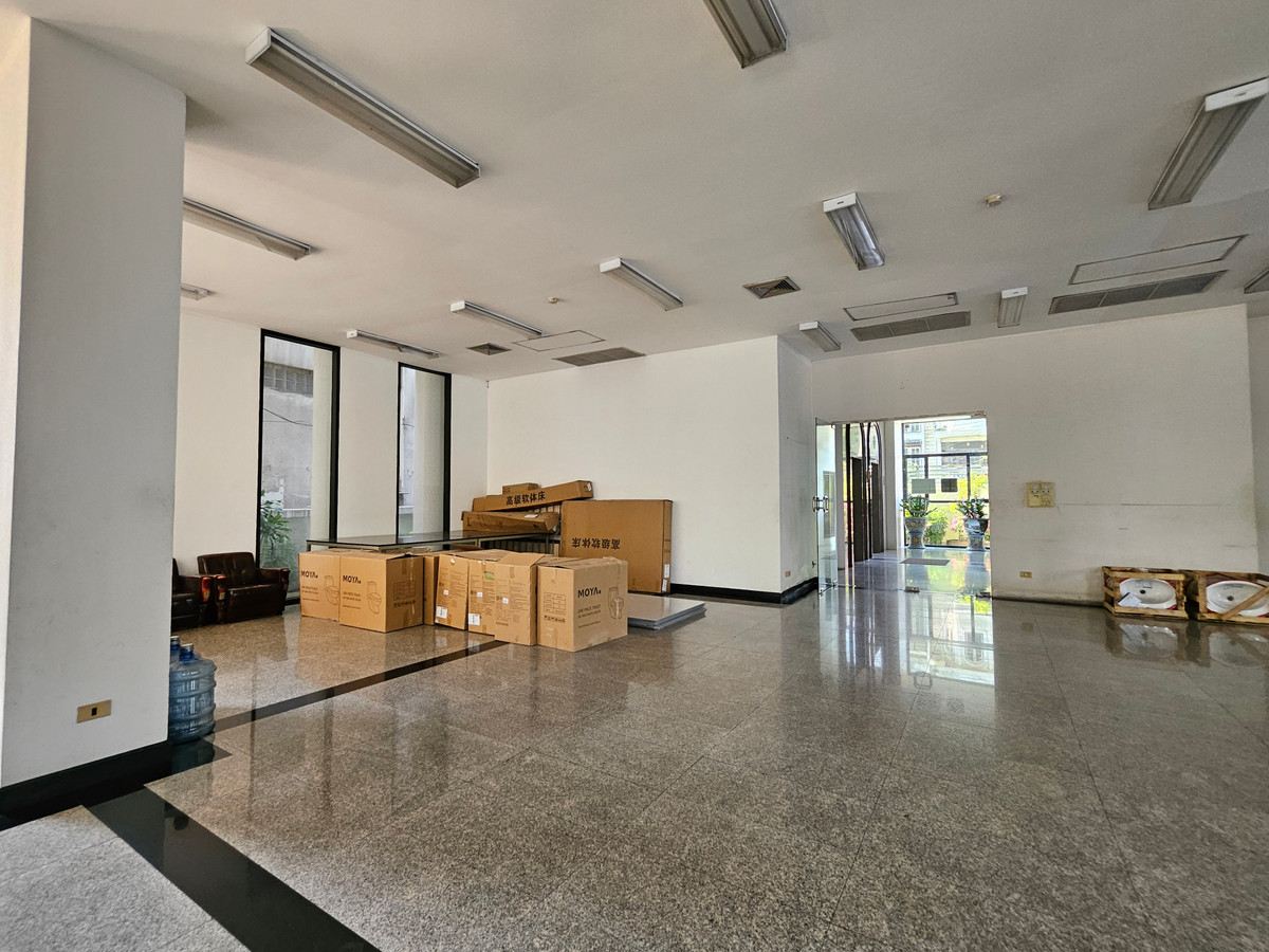 ขายสำนักงานบางซื่อ วงศ์สว่าง เตาปูน : ขายอาคารสำนักงาน 13 ชั้น ถนนวงศ์สว่าง บางซื่อ กรุงเทพฯ พื้นที่ใช้สอย 4,000 ตร.ม. ตรงข้ามบิ๊กซี วงศ์สว่าง ราคา 270,000,000 บาท