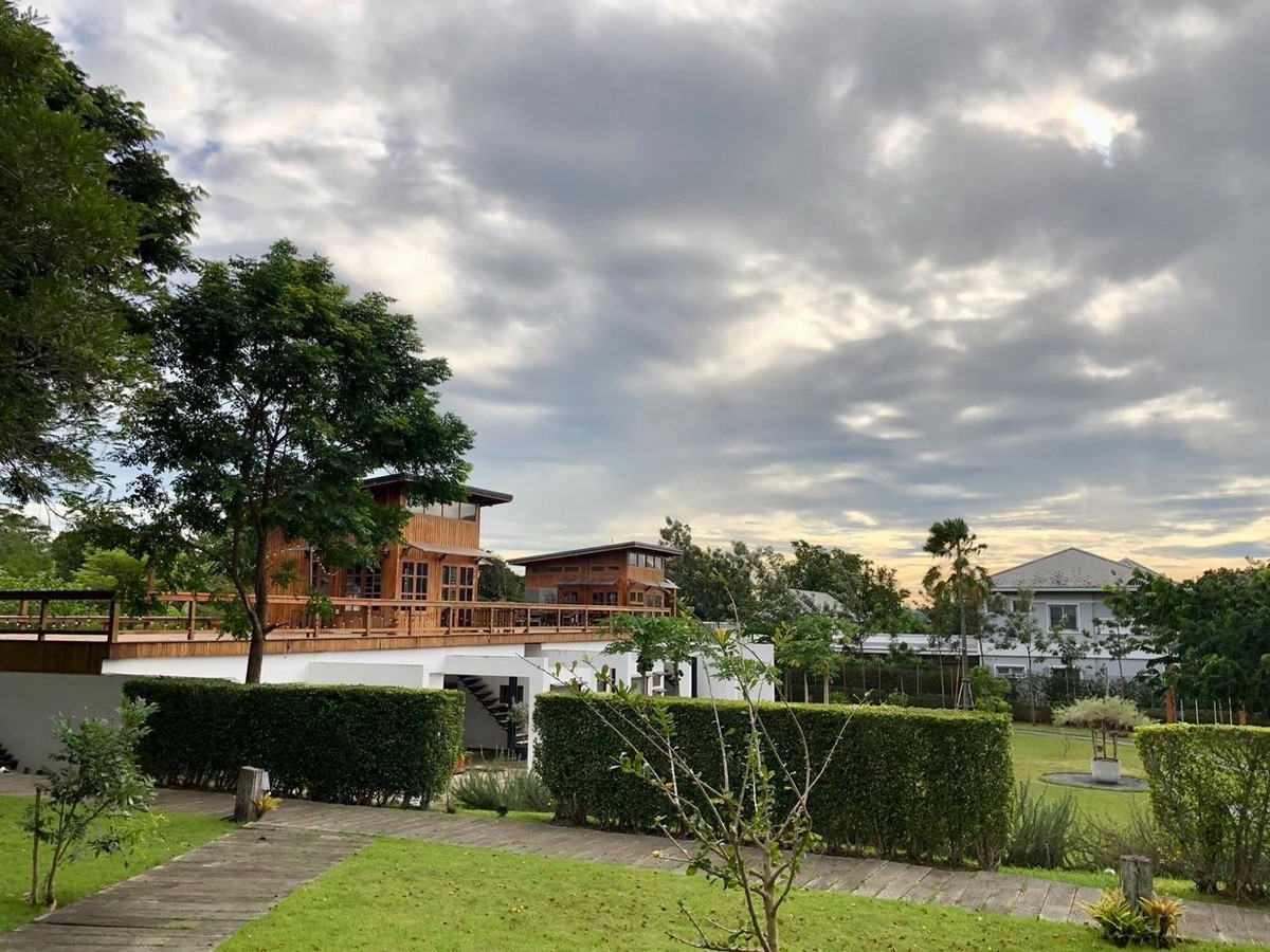 ขายบ้านปากช่อง เขาใหญ่ : ขายพูลวิลล่าเขาใหญ่ หมูสี วิวภูเขา บนที่ดิน 1,942 ตร.ว มี 2 หลัง พร้อมสิ่งปลูกสร้าง เหมาะอยู่อาศัยหรือทำธุรกิจ
