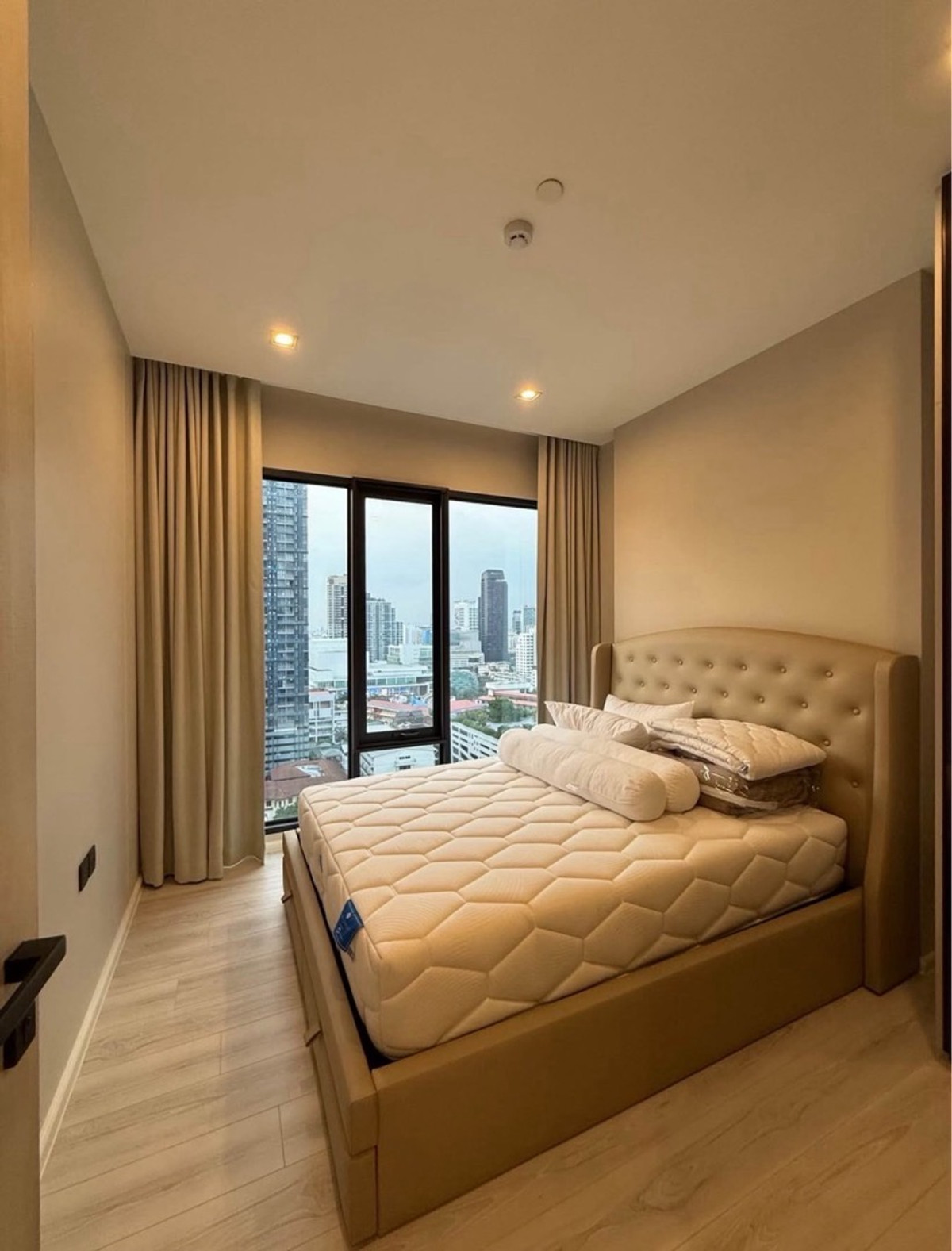 For RentCondoRatchathewi,Phayathai : New beautiful room for rent, The room phayathai, 17th floor, size 40 sq m, 1 bedroom, 1 bathroom, price 30,000 baht 🔥, near BTS Phayathai, ready to move in, negotiable.