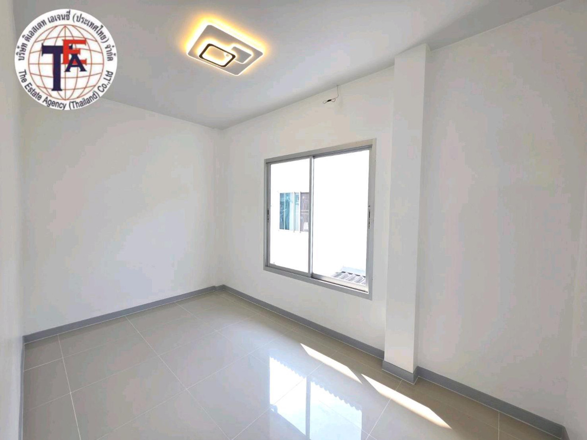 For SaleTownhomeLadkrabang, Suwannaphum Airport : 2-story townhouse for sale, Ratchaphruek Village, Chalong Krung 61, Lat Krabang, Lam Pla Thio, Cherd Chermsin School. Chao Khun Thahan Ladkrabang University of Technology Nopparat Khumklao Hospital, Suvarnabhumi Airport V Market, Chalong Krung Market, Suw