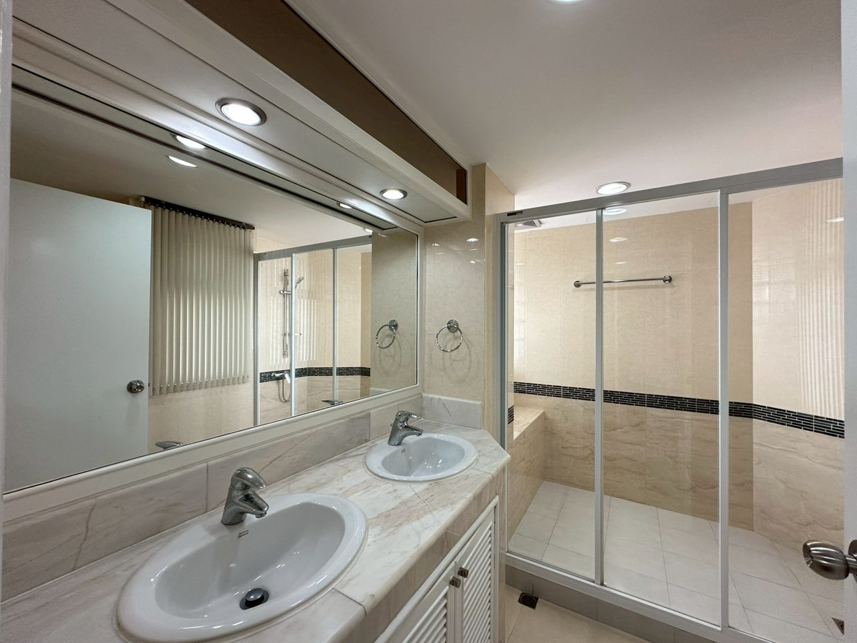 ให้เช่าคอนโดวิทยุ ชิดลม หลังสวน : ✨🏢ให้เช่าคอนโดย่านหลังสวน 2+1 ห้องนอน ขนาด 200ตรม. ห้องสวน เฟอร์นิเจอร์ครบ ระเบียงกว่าง ใกล้BTSราชดำริ, สวนลุมพินี พร้อมเข้าอยู่ 