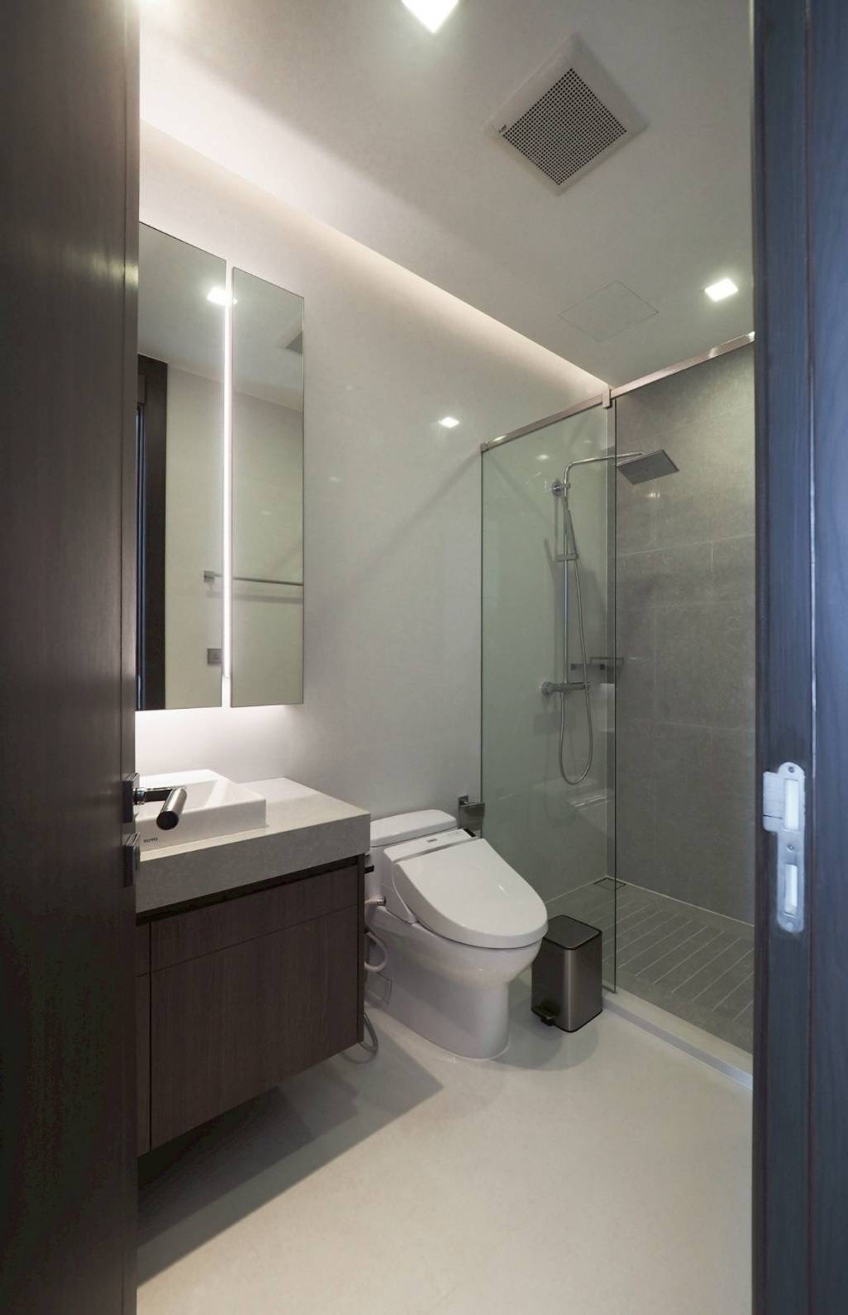 For RentCondoNana, North Nana,Sukhumvit13, Soi Nana : Renovated unit 3 beds 3 baths High floor