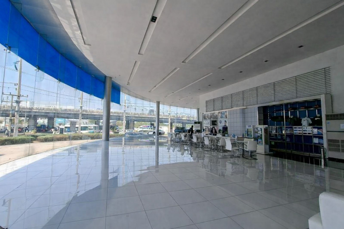 ให้เช่าโชว์รูมปทุมธานี รังสิต ธรรมศาสตร์ : Showroom For rent & Ready to move in ให้เช่าโชว์รูมรถยนต์พร้อมศูนย์บริการขนาดใหญ่ บนเนื้อที่ 2 ไร่   มุมโค้งพาโนราม่าบนทำเลที่ดีที่สุดใจกลางเมืองปทุมธานี โชว์รูมพร้อมดำเนินการได้ทันที มีห้องพ่นสีและซ่อมตัวถัง ศูนย์บริการขนาดใหญ่