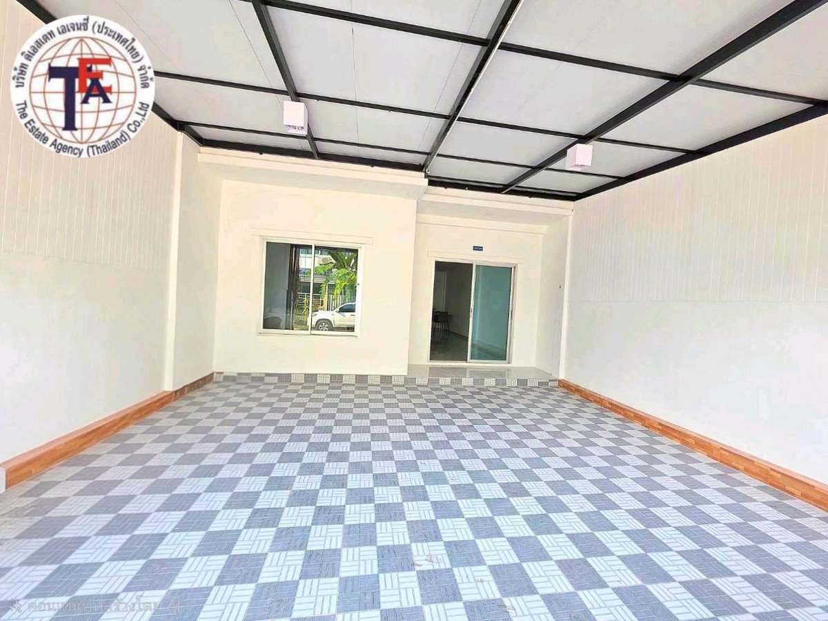 For SaleTownhomeLadkrabang, Suwannaphum Airport : 2-story townhouse for sale, Ratchaphruek Village, Chalong Krung 61, Lat Krabang, Lam Pla Thio, Cherd Chermsin School. Chao Khun Thahan Ladkrabang University of Technology Nopparat Khumklao Hospital, Suvarnabhumi Airport V Market, Chalong Krung Market, Suw
