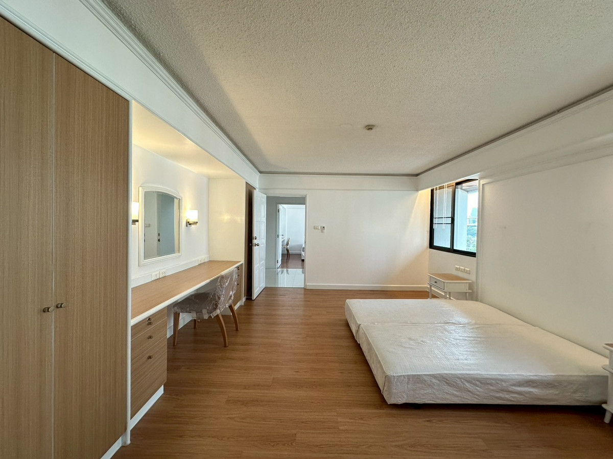 ให้เช่าคอนโดวิทยุ ชิดลม หลังสวน : ✨🏢ให้เช่าคอนโดย่านหลังสวน 2+1 ห้องนอน ขนาด 200ตรม. ห้องสวน เฟอร์นิเจอร์ครบ ระเบียงกว่าง ใกล้BTSราชดำริ, สวนลุมพินี พร้อมเข้าอยู่ 