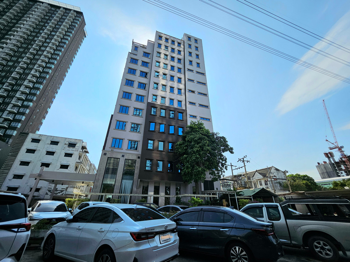 ขายสำนักงานบางซื่อ วงศ์สว่าง เตาปูน : ขายอาคารสำนักงาน 13 ชั้น ถนนวงศ์สว่าง บางซื่อ กรุงเทพฯ พื้นที่ใช้สอย 4,000 ตร.ม. ตรงข้ามบิ๊กซี วงศ์สว่าง ราคา 270,000,000 บาท