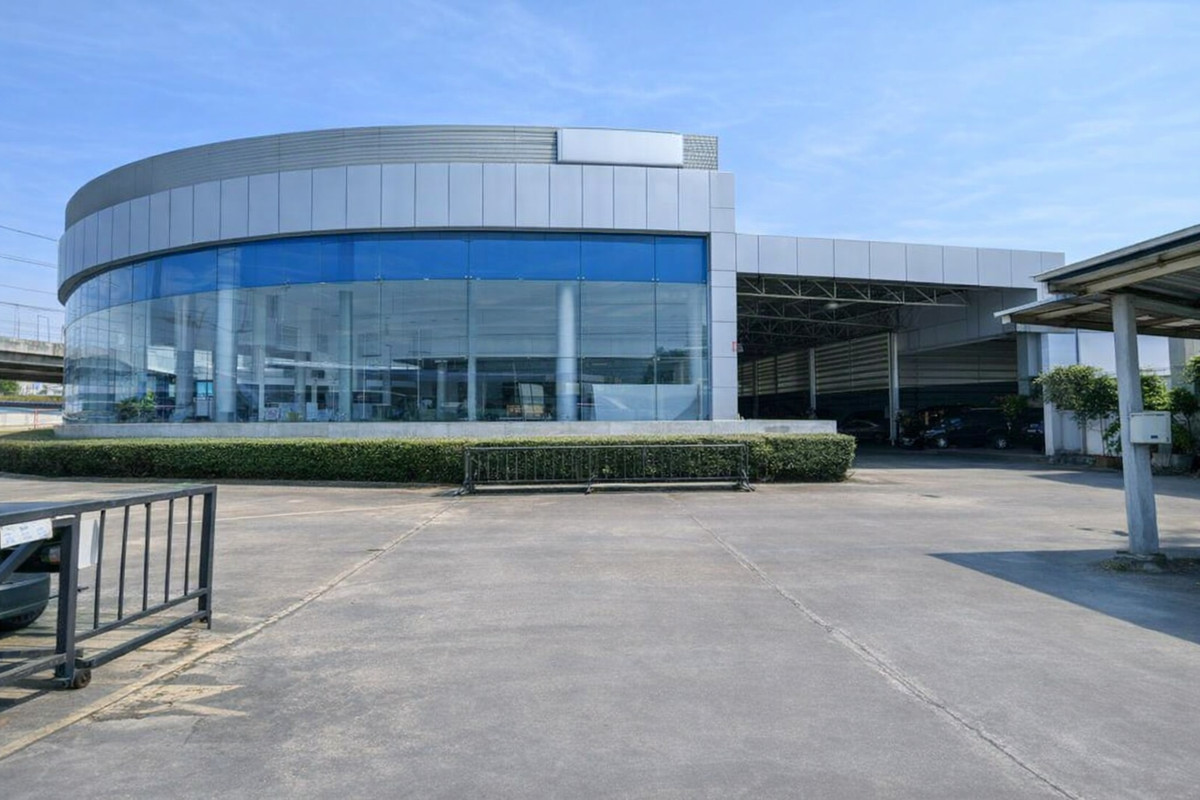 ให้เช่าโชว์รูมปทุมธานี รังสิต ธรรมศาสตร์ : Showroom For rent & Ready to move in ให้เช่าโชว์รูมรถยนต์พร้อมศูนย์บริการขนาดใหญ่ บนเนื้อที่ 2 ไร่   มุมโค้งพาโนราม่าบนทำเลที่ดีที่สุดใจกลางเมืองปทุมธานี โชว์รูมพร้อมดำเนินการได้ทันที มีห้องพ่นสีและซ่อมตัวถัง ศูนย์บริการขนาดใหญ่